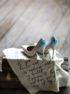 Kustomoidut hääkengät, akryylimaalaus