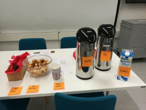 Kahvin tilaaminen ruotsiksi alkeiskurssilla