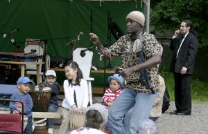 Maailman ympäri Tampereen tallipihalla; Senfi-duo & Yamar Thiam