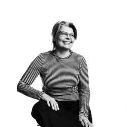 Valokuvaaja, viestinnän ammattilainen Riitta Supperi henkilökuvassa.