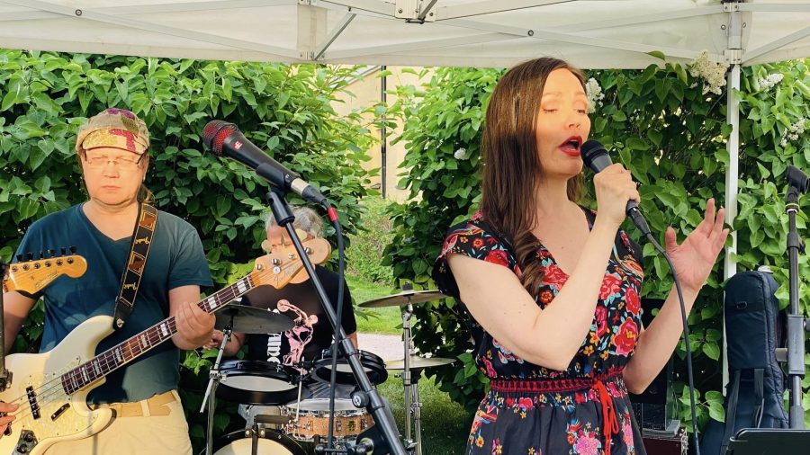 Laulaja Maarit Aura solistina, Lilithin house-bändi taustalla.